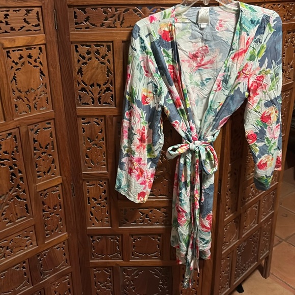 Lightweight Lined Neckline Floral Cotton Robe withh Flowy Sleeves - Picture 1 of 5